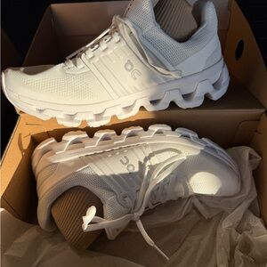 On Cloud shoes - CLOUDSWIFT3 AD- Size 8
*BRAND NEW* in box
White